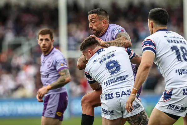 Warrington Wolves 'tan Paul Vaughan, Wakefield Trinity' den Liam Hood tarafından 18 Mayıs 2025 'te Wakefield, İngiltere' deki DIY Kitchens Stadyumu 'nda oynanan 11.