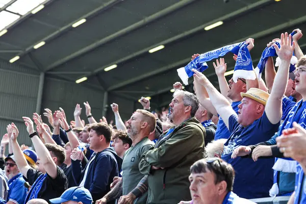Everton taraftarları 18 Mayıs 2025 'te İngiltere, Liverpool' daki Goodison Park 'ta oynanan Premier League maçı sırasında Everton ve Southampton' u haykırıyorlar.