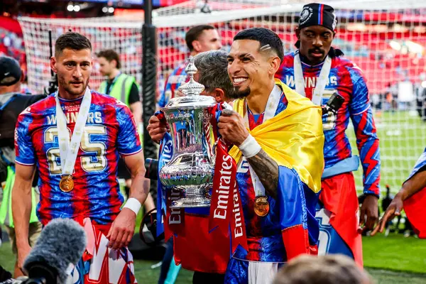 Kristal Saray 'dan Daniel Munoz, 17 Mayıs 2025' te İngiltere 'nin Wembley Stadyumu' nda oynanan Emirates FA Cup final maçı sonrasında kazandığı takım zaferi sonrasında FA Cup ile kutluyor.