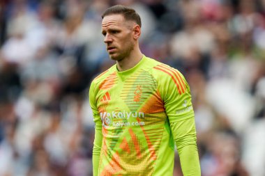 Nottingham Ormanı 'ndan Matz Sels 18 Mayıs 2025' te Londra Stadyumu 'nda oynanan Premier League maçında West Ham United ve Nottingham Forest maçını izliyor.