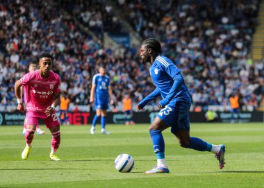 Leicester City 'den Jeremy Monga, 18 Mayıs 2025' te İngiltere 'nin Leicester şehrindeki King Power Stadyumu' nda Leicester City ile Ipswich Town arasındaki Premier League maçı sırasında iş başında.
