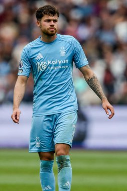 Nottingham Ormanı 'ndan Neco Williams 18 Mayıs 2025' te Londra Stadyumu 'nda oynanan Premier League maçında West Ham United ve Nottingham Forest maçını izliyor.