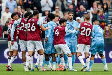 West Ham United ve Nottingham Forest oyuncuları Premier League maçı sırasında 18 Mayıs 2025 'te Londra Stadyumu' nda West Ham United ve Nottingham Forest maçında tartıştılar.