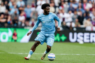 Nottingham Ormanı 'ndan Ola Aina 18 Mayıs 2025' te Londra 'daki Londra Stadyumu' nda oynanan Premier League maçı sırasında topla koşar.