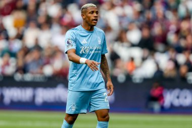 Nottingham Ormanı 'ndan Danilo, 18 Mayıs 2025' te Londra Stadyumu 'nda oynanan Premier League maçında takım talimatlarını veriyor.