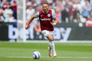West Ham United takımından Vladimir Coufal 18 Mayıs 2025 'te Londra' daki Londra Stadyumu 'nda oynanan Premier League maçında topla koşuyor.