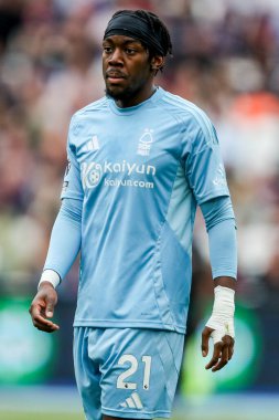 Nottingham Ormanı 'ndan Anthony Elanga 18 Mayıs 2025' te Londra Stadyumu 'nda oynanan Premier League maçı sırasında West Ham United ve Nottingham Forest maçına bakıyor.