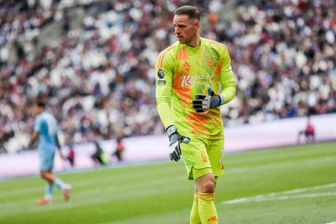 Nottingham Ormanı 'ndan Matz Sels 18 Mayıs 2025' te Londra Stadyumu 'nda oynanan Premier League maçında West Ham United ve Nottingham Forest maçını izliyor.