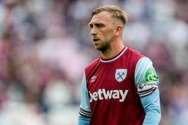 West Ham United takımından Jarrod Bowen 18 Mayıs 2025 'te Londra Stadyumu' nda oynanan Premier League maçında West Ham United ve Nottingham Forest maçını izliyor.