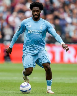 Nottingham Ormanı 'ndan Ola Aina 18 Mayıs 2025' te Londra 'daki Londra Stadyumu' nda oynanan Premier League maçı sırasında topla koşar.