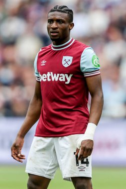 West Ham United takımından Muhammed Kudus 18 Mayıs 2025 'te Londra Stadyumu' nda oynanan Premier Lig karşılaşmasında West Ham United ve Nottingham Forest maçına bakıyor.