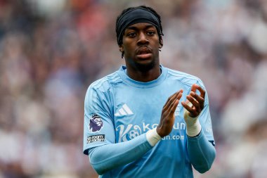 Nottingham Ormanı 'ndan Anthony Elanga, 18 Mayıs 2025' te Londra 'daki Londra Stadyumu' nda oynanan Premier League maçında taraftarları West Ham United ve Nottingham Forest maçında kabul ediyor.