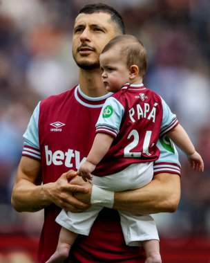 West Ham United takımından Guido Rodriguez, 18 Mayıs 2025 'te Londra' daki Londra Stadyumu 'nda oynanan Premier League maçı öncesinde West Ham United ve Nottingham Forest maçında yerini aldı.