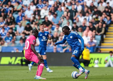 Leicester City 'den Jeremy Monga, 18 Mayıs 2025' te İngiltere 'nin Leicester şehrindeki King Power Stadyumu' nda Leicester City ile Ipswich Town arasındaki Premier League maçı sırasında iş başında.