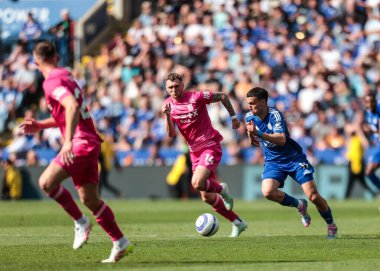 Leicester City 'den Bilal El Khannouss 18 Mayıs 2025' te King Power Stadyumu 'nda Leicester City ile Ipswich Town arasında oynanan Premier League maçında topu bırakıyor.