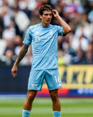 Nottingham Ormanı 'ndan Nicolas Dominguez, 18 Mayıs 2025' te Londra Stadyumu 'nda oynanan Premier League maçı sırasında West Ham United ve Nottingham Forest maçını izliyor.