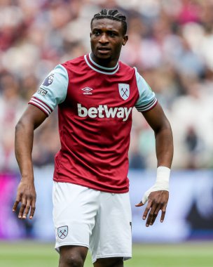 West Ham United takımından Muhammed Kudus 18 Mayıs 2025 'te Londra Stadyumu' nda oynanan Premier Lig karşılaşmasında West Ham United ve Nottingham Forest maçına bakıyor.