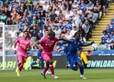 Ipswich Town 'dan Axel Tuanzebe, Leicester City' den Jeremy Monga 'ya Premier Lig maçında baskı yapıyor. Leicester City, King Power Stadyumu' nda Ipswich Town 'a karşı, 18 Mayıs 2025