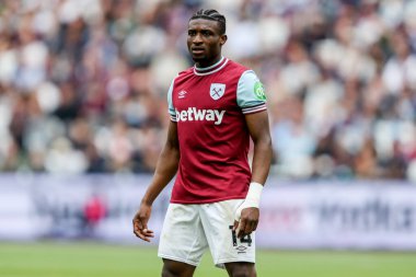 West Ham United takımından Muhammed Kudus 18 Mayıs 2025 'te Londra Stadyumu' nda oynanan Premier Lig karşılaşmasında West Ham United ve Nottingham Forest maçına bakıyor.