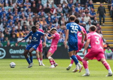Leicester City 'den Wilfred Ndidi, 18 Mayıs 2025' te İngiltere 'nin Leicester şehrindeki King Power Stadyumu' nda oynanan Premier League karşılaşmasında Iicester City ile Ipswich Town maçında Julio Enciso 'yu oyaladı.