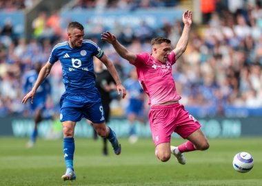 Ipswich Town 'dan Dara O' Shea, Leicester City 'den Jamie Vardy' nin 18 Mayıs 2025 'te King Power Stadyumu' ndaki Leicester City-Ipswich Town maçında faul yaptı.