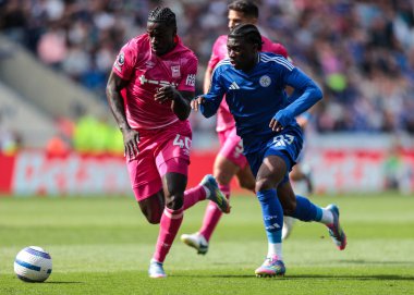 Leicester City 'den Jeremy Monga, 18 Mayıs 2025' te İngiltere 'nin Leicester şehrindeki King Power Stadyumu' nda Leicester City ile Ipswich Town arasındaki Premier League maçı sırasında iş başında.