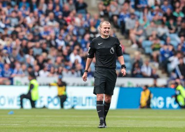 Hakem Andre Kitchen Premier Lig maçı sırasında Leicester City, Ipswich Town 'a karşı King Power Stadyumu, Leicester, İngiltere, 18 Mayıs 2025