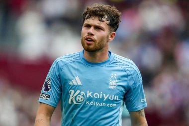 Nottingham Ormanı 'ndan Neco Williams 18 Mayıs 2025' te Londra Stadyumu 'nda oynanan Premier League maçında West Ham United ve Nottingham Forest maçını izliyor.