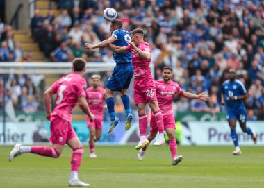 Leicester City 'den Jamie Vardy 18 Mayıs 2025' te King Power Stadyumu 'nda Leicester City ile Ipswich Town arasındaki Premier League maçında yüksek topu kazanmak için atlıyor.