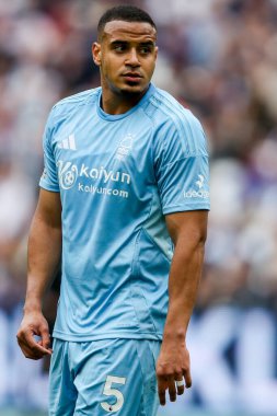 Nottingham Ormanı 'ndan Murillo Santiago, 18 Mayıs 2025' te Londra Stadyumu 'nda oynanan Premier League maçında West Ham United ve Nottingham Forest maçını izliyor.