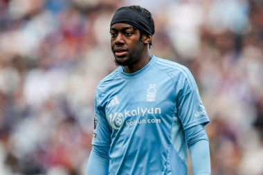 Nottingham Ormanı 'ndan Anthony Elanga 18 Mayıs 2025' te Londra Stadyumu 'nda oynanan Premier League maçı sırasında West Ham United ve Nottingham Forest maçına bakıyor.