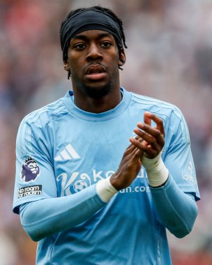 Nottingham Ormanı 'ndan Anthony Elanga, 18 Mayıs 2025' te Londra 'daki Londra Stadyumu' nda oynanan Premier League maçında taraftarları West Ham United ve Nottingham Forest maçında kabul ediyor.