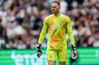 Nottingham Ormanı 'ndan Matz Sels 18 Mayıs 2025' te Londra Stadyumu 'nda oynanan Premier League maçında West Ham United ve Nottingham Forest maçını izliyor.