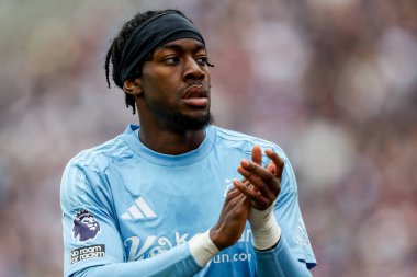 Nottingham Ormanı 'ndan Anthony Elanga, 18 Mayıs 2025' te Londra 'daki Londra Stadyumu' nda oynanan Premier League maçında taraftarları West Ham United ve Nottingham Forest maçında kabul ediyor.