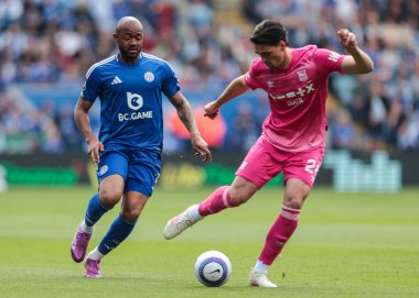 Leicester City 'den Jordan Ayew, 18 Mayıs 2025' te İngiltere 'nin Leicester şehrindeki King Power Stadyumu' nda Leicester City ile Ipswich Town arasındaki Premier Lig karşılaşmasında Ipswich Town 'dan Jacob Greaves' e baskı yapıyor.