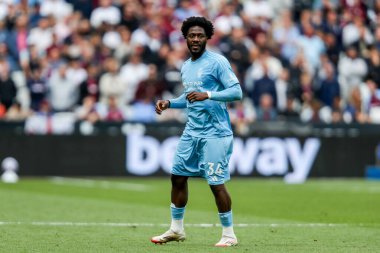 Nottingham Ormanı 'ndan Ola Aina 18 Mayıs 2025' te Londra 'daki Londra Stadyumu' nda oynanan Premier League maçı sırasında West Ham United Nottingham Ormanı 'na karşı savaşıyor.