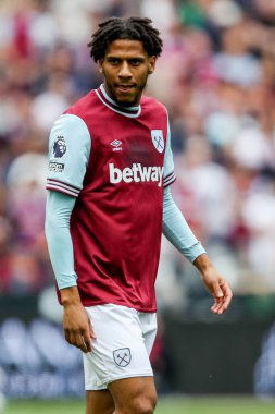 West Ham United takımından Jean-Clair Todibo 18 Mayıs 2025 'te Londra Stadyumu' nda oynanan Premier League maçında West Ham United ve Nottingham Forest maçını izliyor.
