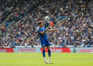 Leicester City 'den Kasey McAteer 18 Mayıs 2025' te King Power Stadyumu 'nda Leicester City ile Ipswich Town arasında oynanan Premier League maçında topu sürüyor.
