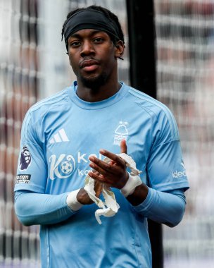 Nottingham Ormanı 'ndan Anthony Elanga, 18 Mayıs 2025' te Londra 'daki Londra Stadyumu' nda oynanan Premier League maçında taraftarları West Ham United ve Nottingham Forest maçında kabul ediyor.