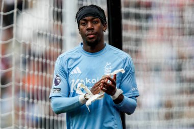 Nottingham Ormanı 'ndan Anthony Elanga, 18 Mayıs 2025' te Londra 'daki Londra Stadyumu' nda oynanan Premier League maçında taraftarları West Ham United ve Nottingham Forest maçında kabul ediyor.