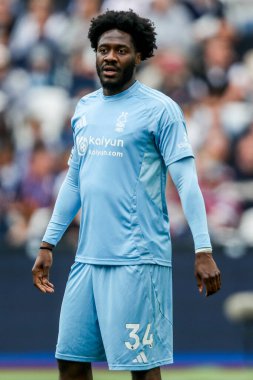 Nottingham Ormanı 'ndan Ola Aina, 18 Mayıs 2025' te İngiltere 'nin Londra Stadyumu' nda oynanan Premier League maçı sırasında West Ham United ve Nottingham Forest maçını izliyor.