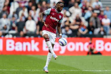 West Ham United takımından Aaron Wan-Bissaka 18 Mayıs 2025 'te Londra Stadyumu' nda oynanan Premier League maçında topu kontrol ediyor.