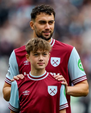 West Ham United 'dan Maximilian Kilman, 18 Mayıs 2025' te Londra Stadyumu 'nda oynanan Premier League maçı öncesinde West Ham United ve Nottingham Forest maçında yerini aldı.