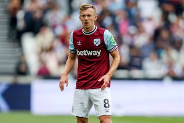 West Ham United takımından James Ward-Prowse 18 Mayıs 2025 'te Londra Stadyumu' nda oynanan Premier League maçında West Ham United ve Nottingham Forest maçını izliyor.