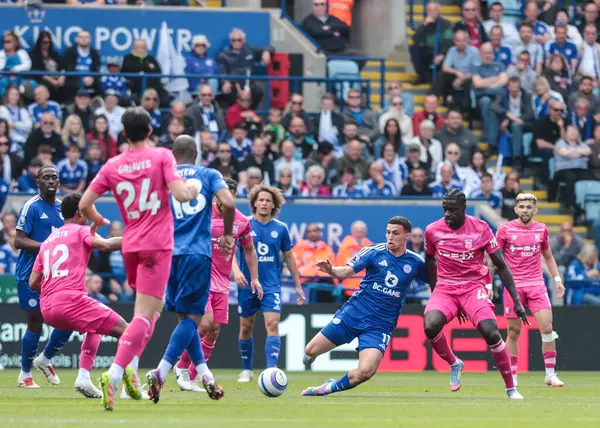 Leicester City 'den Bilal El Khannouss Premier League maçı sırasında Ipswich Town' dan Axel Tuanzebe ile İngiltere 'nin Leicester şehrindeki King Power Stadyumu' nda 18 Mayıs 2025 'te oynanan karşılaşmada top için mücadele etti.