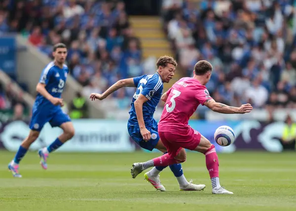 Leicester City 'den Kasey McAteer Premier Lig maçı sırasında Ipswich Town' dan Leif Davis ile birlikte King Power Stadyumu, Leicester, Birleşik Krallık 'ta 18 Mayıs 2025' te oynanan karşılaşmada top için mücadele etti.
