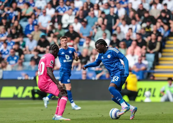 Leicester City 'den Jeremy Monga, 18 Mayıs 2025' te İngiltere 'nin Leicester şehrindeki King Power Stadyumu' nda Leicester City ile Ipswich Town arasındaki Premier League maçı sırasında iş başında.