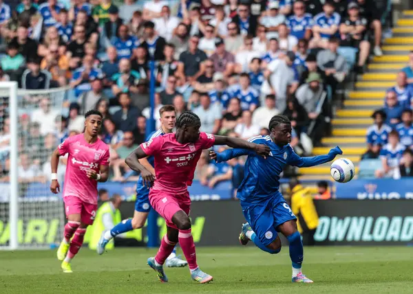Ipswich Town 'dan Axel Tuanzebe, Leicester City' den Jeremy Monga 'ya Premier Lig maçında baskı yapıyor. Leicester City, King Power Stadyumu' nda Ipswich Town 'a karşı, 18 Mayıs 2025
