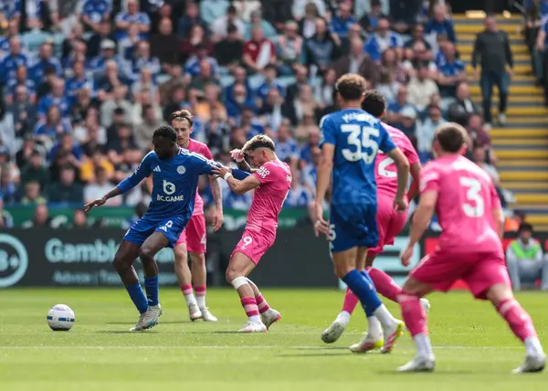 Leicester City 'den Wilfred Ndidi, 18 Mayıs 2025' te İngiltere 'nin Leicester şehrindeki King Power Stadyumu' nda oynanan Premier League karşılaşmasında Iicester City ile Ipswich Town maçında Julio Enciso 'yu oyaladı.