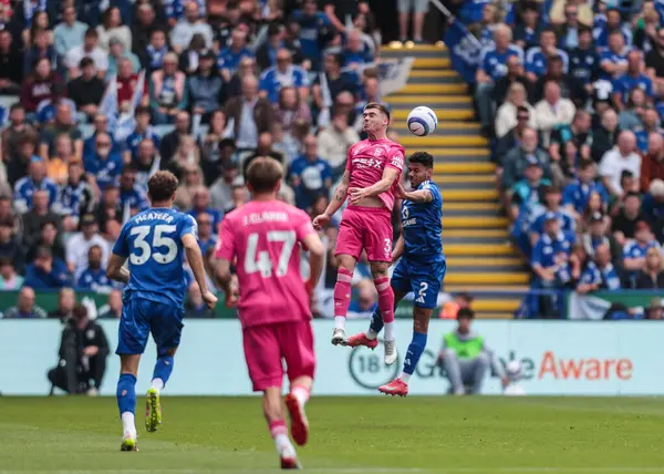 Ipswich Town 'dan Leif Davis 18 Mayıs 2025' te King Power Stadyumu 'nda Leicester City ile Ipswich Town arasında oynanan Premier League maçında yüksek topu kazanmak için sıçradı.